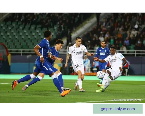 足球精彩反击表现稳健，球队战术调整引领胜利之路